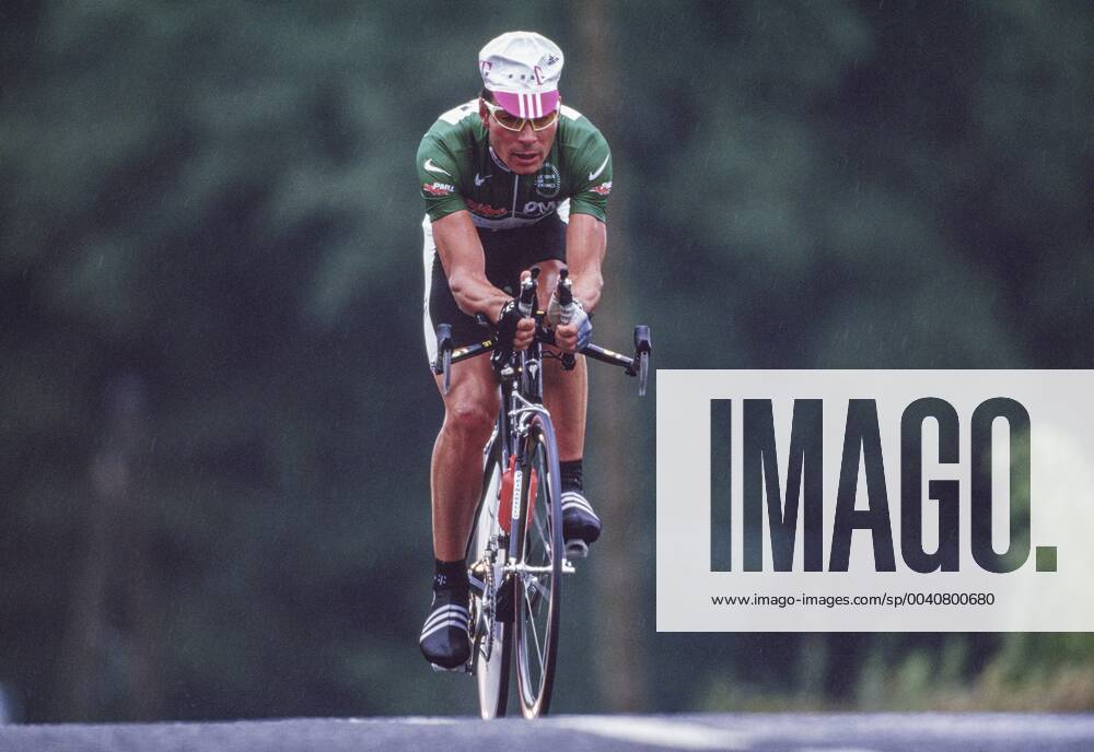 Erik Zabel geb. 07.07.1970 ist ein ehemaliger deutscher Profi-Radrennfahrer er war Spezialist füt Eintagsrennen und Sprints er konnte 6mal das grüne Trickot (Foto 2001) für den Punktebesten bei der Tour de France gewinnen 2013 legte er eine Doping-Beichte ab (er gestand von 1996 bis 2003 mit EPO + Eigenblut + Kortison behandelt worden zu sein)