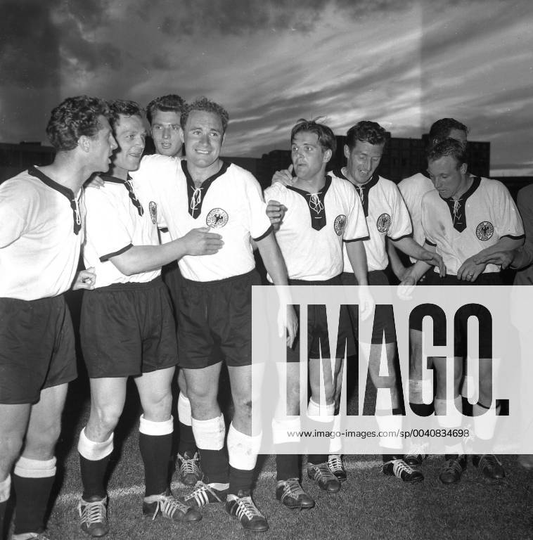 FBWM58 Deutschland - Jugoslawien 1:0 v.l.; Hans Schäfer, Erich Juskowiak, Alfred -Aki- Schmidt, Herbert Erhardt, Georg Stollenwerk, Fritz Walter, Uwe Seeler freuen sich nach dem Spiel 19.06.1958 in Malmoe