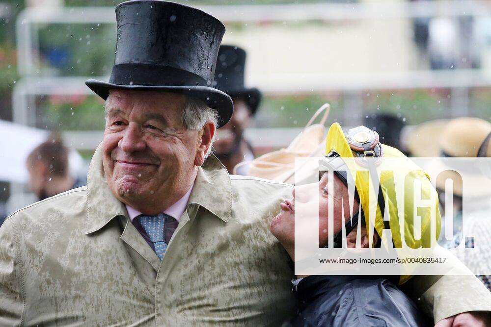 Ascot, Windsor, GBR - Jockey Frankie Dettori tries to kiss trainer Sir Michael Stoute after winning the Prince of Wales Stakes with Crystal Ocean. Ascot racecourse. (Jockey, Dettori, Portrait, Portraet, Trainer, Stoute, Kuss, kuessen, lustig, witzig, Witz, Humor) 190619D569ROYAL_ASCOT
