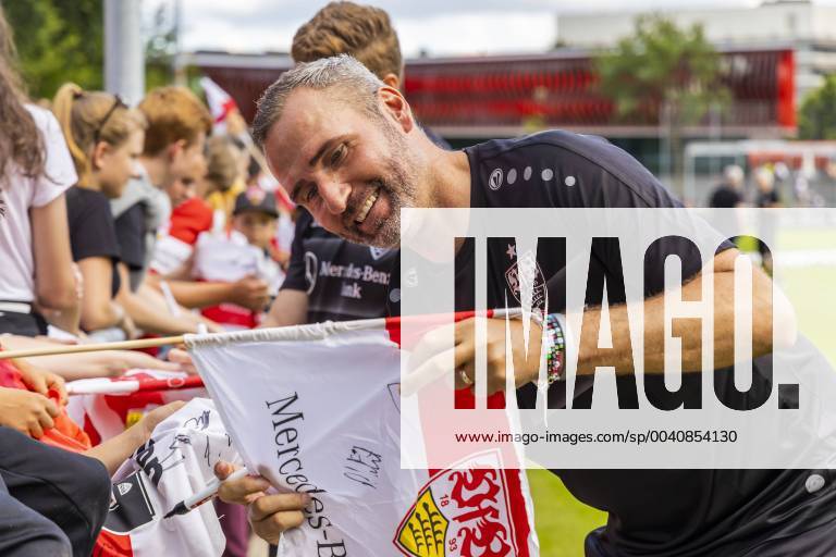 DEU, Deutschland, Baden-Württemberg, Stuttgart, 20.06.2019: Fußball, 2. Bundesliga, Saison 2019 2010. Saisonauftakt beim VfB Stuttgart vor 4500 Fans im Robert-Schlienz-Stadion. Cheftrainer Tim Walter schreibt Autogramme. . Jegliche Nutzung des Fotos nur gegen Honorar zzgl. der gesetzlichen MwSt., vollstaendiger Namensnennung nach Paragraph 13 UrhG und Zusendung von zwei Belegexemplaren. Das Nutzungshonorar richtet sich nach den aktuellen Bildhonoraren der MFM des BVPA. --- Keine Rechte Dritter verfuegbar; no third party rights available. Bild ist honorarpflichtig.