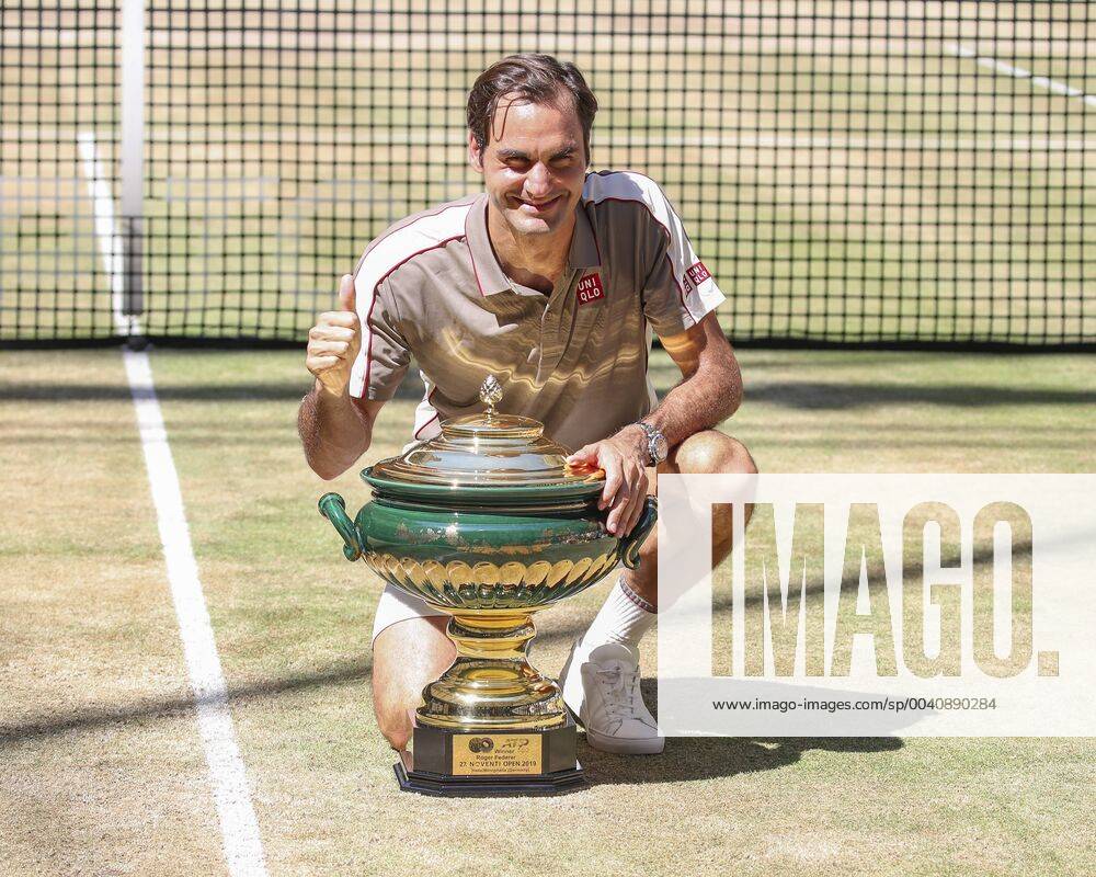 KW25 Sieger Roger Federer mit Pokal, Trophäe, Siegerehrung, Praesentation Tennis - Noventi Open - ATP, Tennis Herren 500 - Gerry Weber Stadion - Halle Westf. - Nordrhein Westfalen - Germany - 23 June 2019. Â