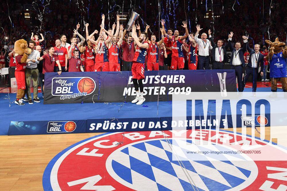 KW25 Teamfoto,Team,Mannschaft,Mannschaftsfoto. DANILO BARTHEL (FCB) mit Pokal,Cup,Trophaee, Jubel,Freude,Begeisterung,. Deutscher Meister,winner,Sieger,Champion. Basketball 1.Bundesliga,FINALE,Spiel 3. FC Bayern Muenchen-Alba Berlin 93-88, am 23.06.2019 ,A U D I D O M E.