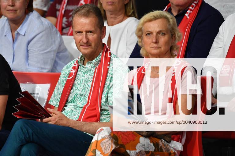Herbert DIESS (Vorstandsvorsitzender der Volkswagen AG) mit Ehefrau Irene. Deutscher Meister,winner,Sieger,Champion. Basketball 1.Bundesliga,FINALE,Spiel 3. FC Bayern Muenchen-Alba Berlin 93-88, am 23.06.2019 ,A U D I D O M E.