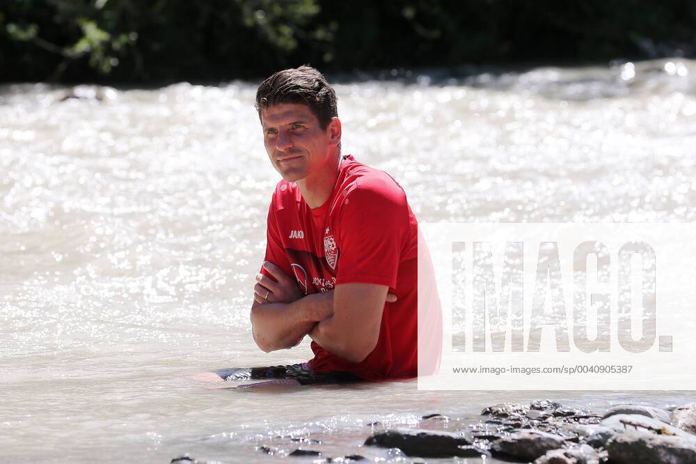 KW26 BAU 24.06.2019 Kitzbühel Fußball VfB Stuttgart im Trainingslager, Erfrischung im Fluss Ache, Mario Gomez