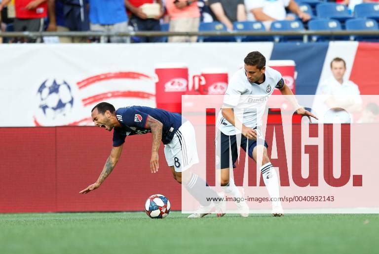 Foxborough, MA, USA; New England Revolution defender Edgar Castillo (8) and Philadelphia Union midfielder Alejandro Bedoya (11) in action during an MLS, Fussball Herren, USA match between Philadelphia Union and New England Revolution at Gillette Stadium. CSM MLS 2019: Union vs Revolution JUN 26 - ZUMAc04_ 20190626_zaf_c04_059