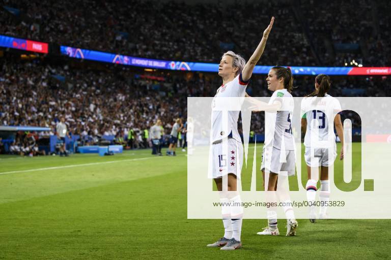 Fussball Frauen WM Viertelfinale in Frankreich, Frankreich - USA, v.l. Torjubel, Goal celebration, celebrate the goal zum 0:2 durch Megan Rapinoe (Nationalmannschaft USA) Paris