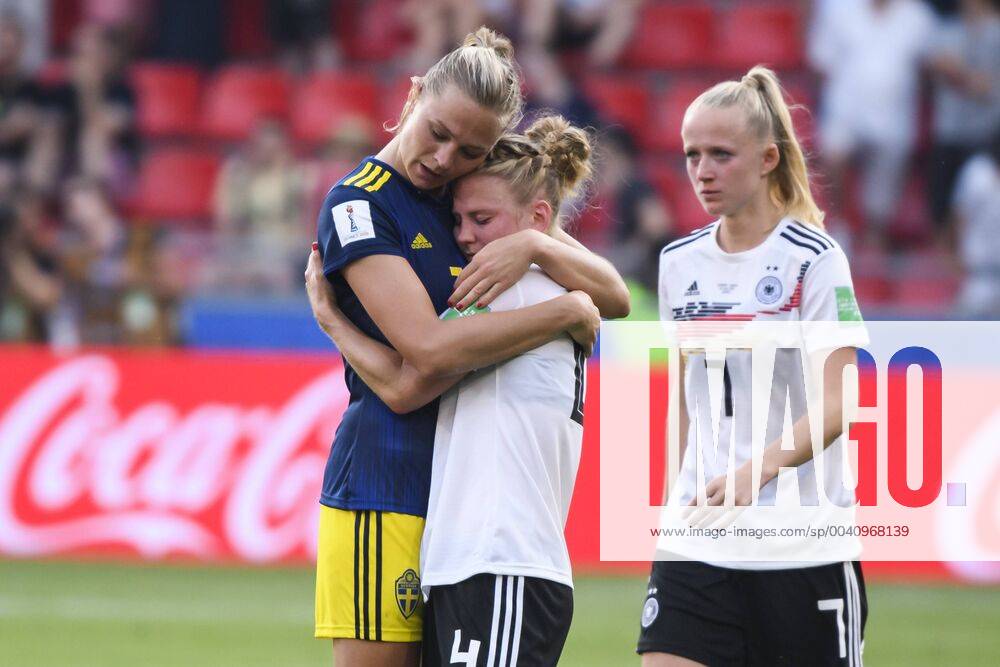 Fussball Frauen WM Viertelfinale in Frankreich, Deutschland - Schweden, v.l. Deutschland DFB Spielerinnen nach dem Spiel enttaeuscht, enttaeuscht schauend, dissapointed Fridolina Rolfo (Fussballnationalmannschaft Schweden), Leonie Maier (Deutsche Fussball Nationalmannschaft DFB) Rennes