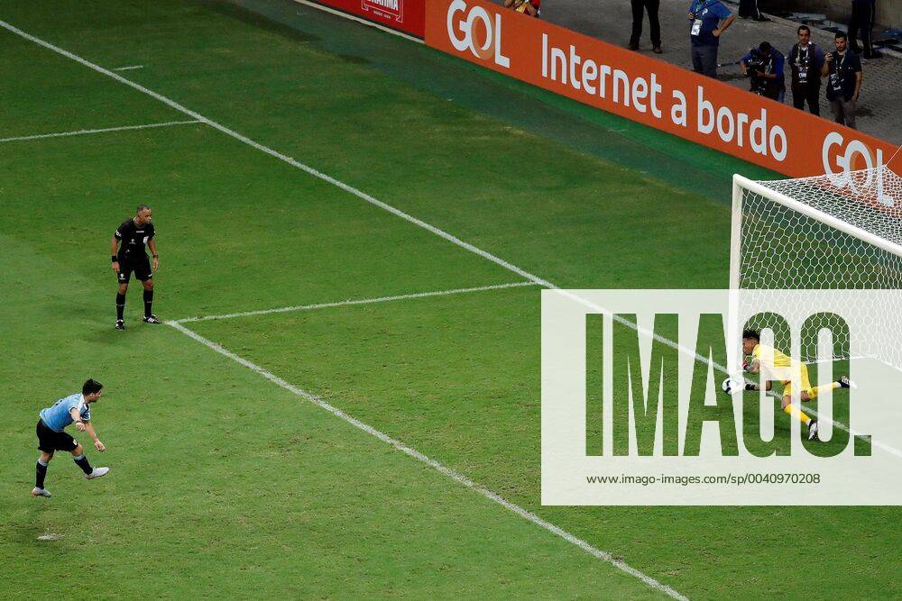 KW26 Uruguayan Luis Suarez (L) fails a goal against Peruvian goalkeeper Pedro Gallese (R) during the penalty shoot-out after the Copa America 2019 quarter-finals soccer match between Uruguay and Peru, at Arena Fonte Nova Stadium in Salvador, Brazil, 29 June 2019. Uruguay vs. Peru !ACHTUNG: NUR REDAKTIONELLE NUTZUNG!