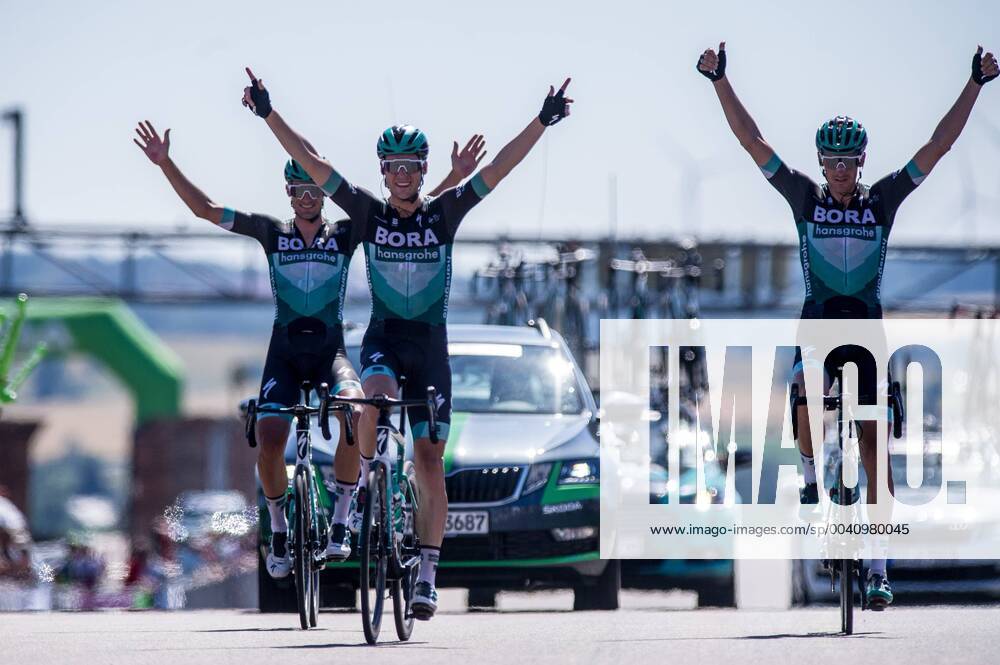 KW26 Maximilian Schachmann (GER BORA-hansgrohe) wird neuer Deutscher Meister im Strassenradsport 2019 auf dem Sachsenring - Zweiter wird Marcus Burghardt (GER BORA-hansgrohe) und Dritter Andreas Schillinger (GER BORA-hansgrohe) - Finish - Zielankunft - Ziel - Aktion Rennszene - Querformat - quer - horizontal - Event Veranstaltung: Deutsche Meisterschaften - Strassenrennen - Elite Maenner - Sachsenring nach to Sachsenring 181.1 km - Ort Location: Sachsenring - Region: Sachsen - Land Country: Deutschland Germany - Datum Date: 30.06.2019