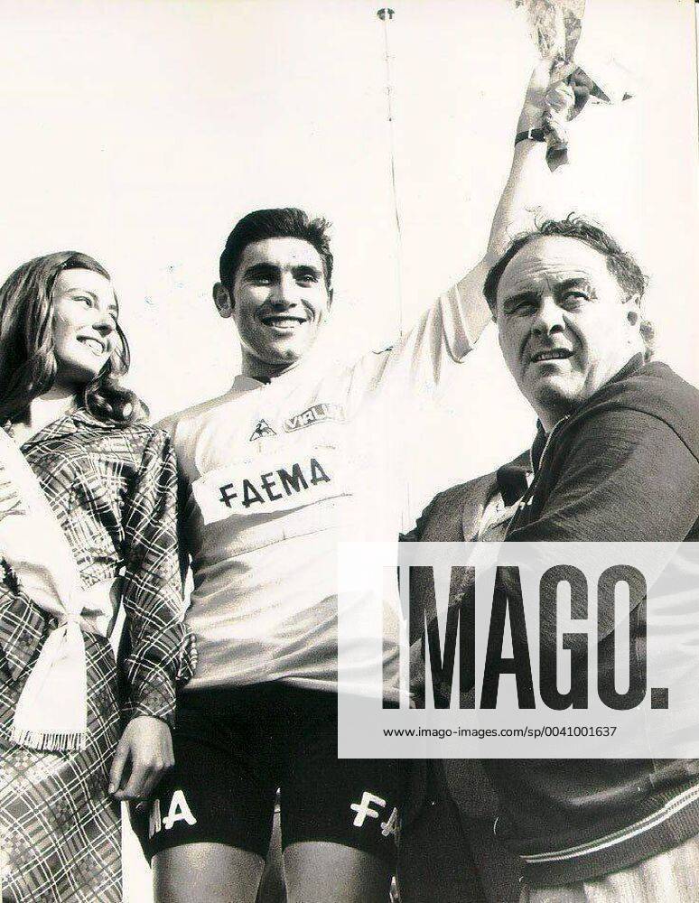 Tour de France 1969: Eddy MERCKX with the yellow shirt next to his coach, Guillaume DRIESSENS. x462696x x84830909stx
