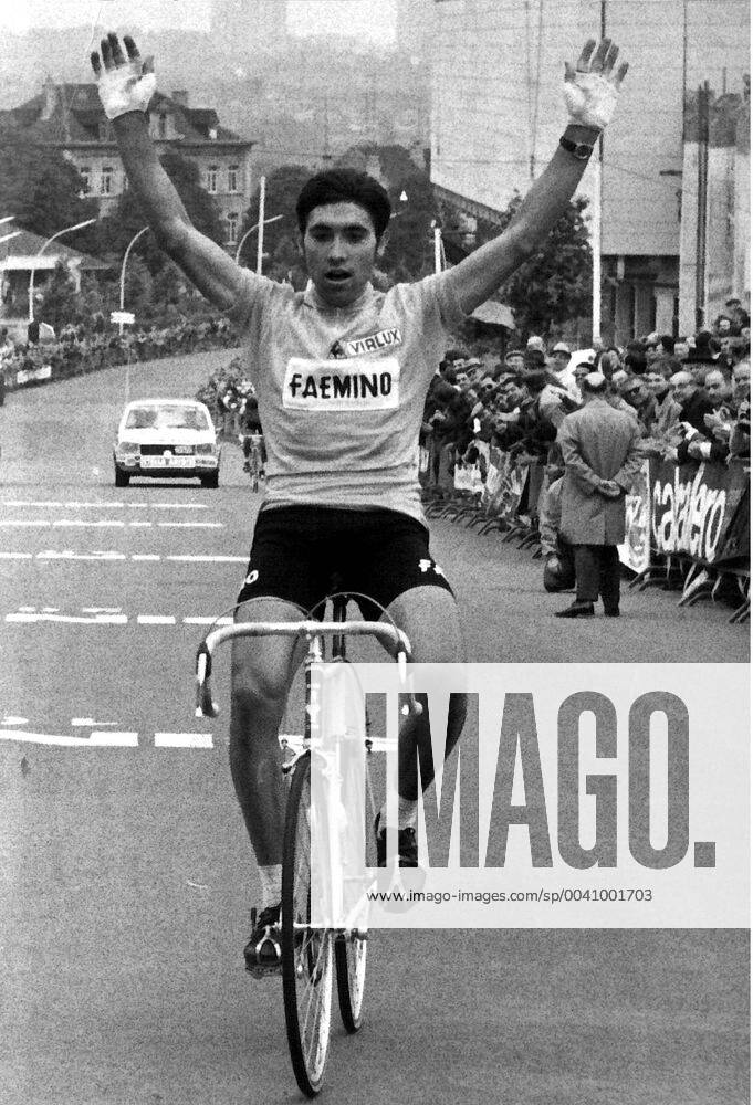 BRUSSELS -- --EDDY MERCKX SEEN WINNING THE FIRST PART OF THE SECOND LAP OF THE TOUR DE FRANCE. SECOND WAS LUCIEN VAN IMPE TEN SECOND AFTER MERCKX. .BELGA HPT WST. x251412x x84984413stx