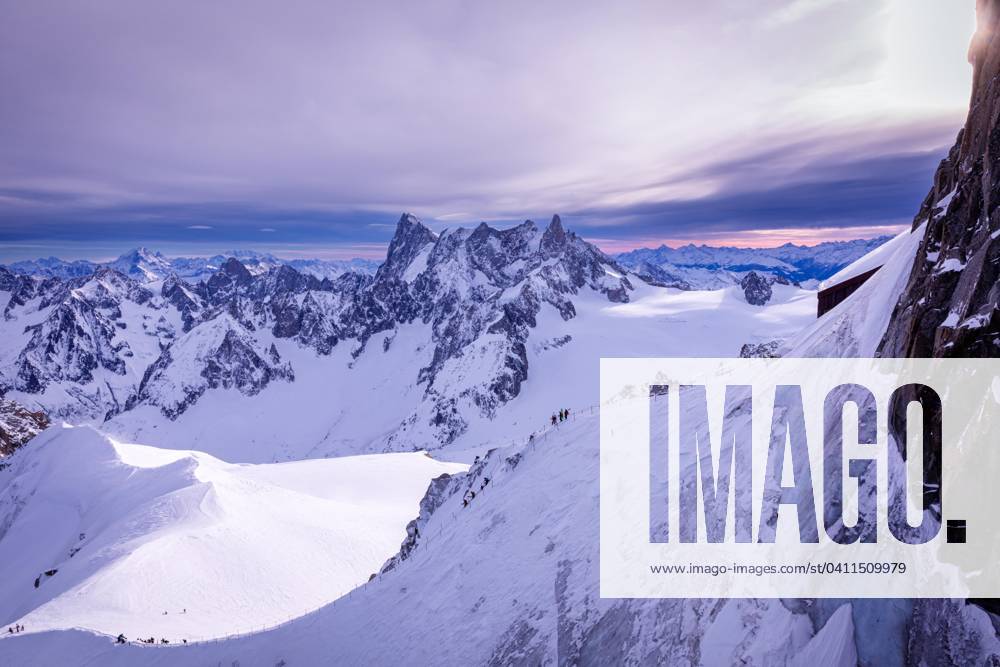 Skifahrer auf dem Weg von der Aiguille du Midi nach unten, Chamonix, Frankreich, Europa