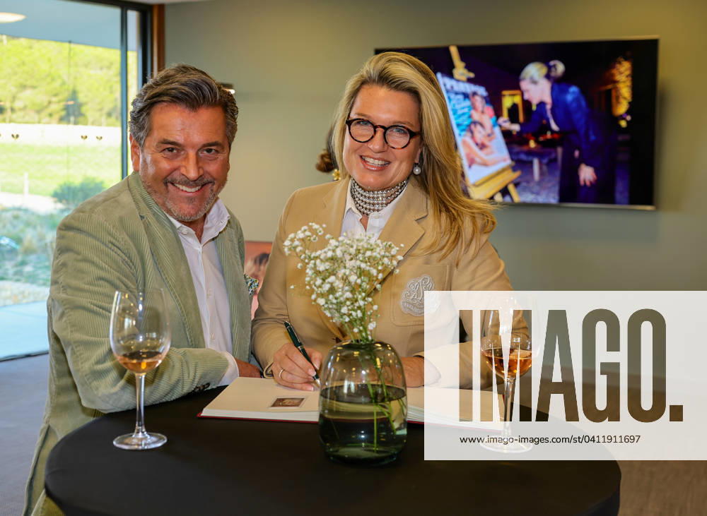Thomas Anders Schlagerstar mit Ehefrau Claudia Weidung-Anders privat im Portrait auf Mallorca ! Santa Ponsa Tennis & Country Club Santa Pons Mallorca Balearen Spanien