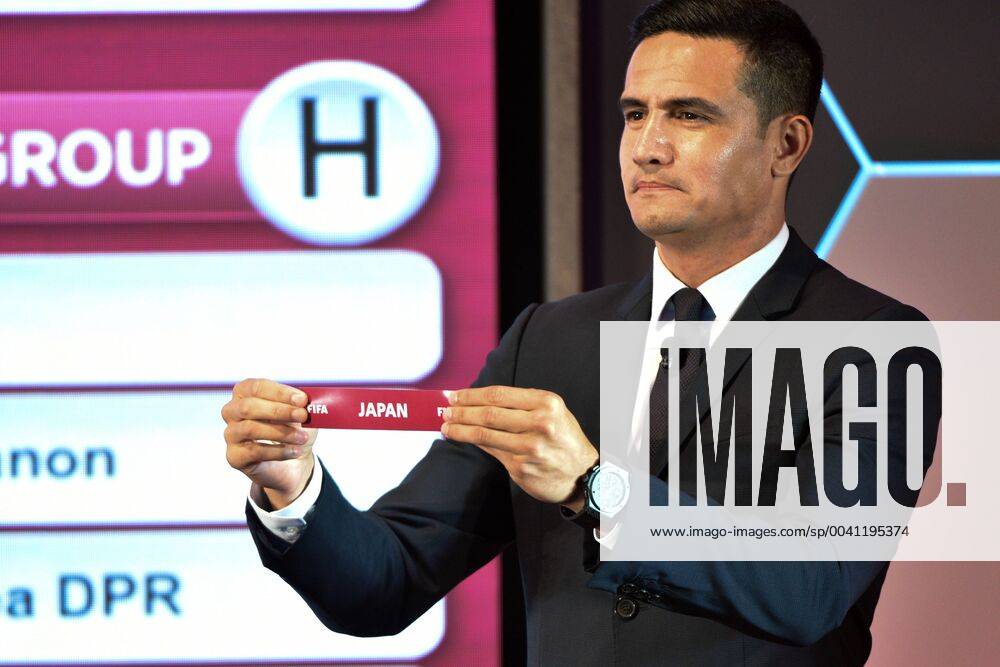 (190717) -- KUALA LUMPUR, July 17, 2019 (Xinhua) -- Tim Cahill from Australia presents the draw slip during the drawing ceremony for the second round of FIFA World Cup, WM, Weltmeisterschaft, Fussball Qatar 2022 Asian qualifiers in Kuala Lumpur, Malaysia, on July 17, 2019. (Xinhua Chong Voon Chung) (SP)MALAYSIA-KUALA LUMPUR-FIFA WORLD CUP QATAR-PRELIMINARY DRAW
