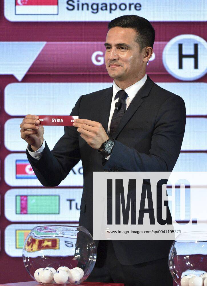 (190717) -- KUALA LUMPUR, July 17, 2019 (Xinhua) -- Tim Cahill from Australia presents the draw slip during the drawing ceremony for the second round of FIFA World Cup, WM, Weltmeisterschaft, Fussball Qatar 2022 Asian qualifiers in Kuala Lumpur, Malaysia, on July 17, 2019. (Xinhua Chong Voon Chung) (SP)MALAYSIA-KUALA LUMPUR-FIFA WORLD CUP QATAR-PRELIMINARY DRAW