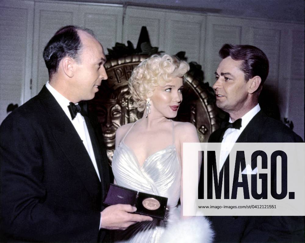 American actress and singer Marilyn Monroe (1926 - 1962). Photoplay Award with Alan Ladd, March 8th, 1954 (photo) 1632133 American actress and singer Marilyn Monroe (1926 - 1962). Photoplay Award with Alan Ladd, March 8th, 1954 (photo); (add.info.: L actrice et chanteuse americaine Marilyn Monroe (1926 - 1962) recoit la recompense de la Star Feminine la plus populaire avec un Photoplay Award, le 8 mars 1954, en compagnie de l acteur Alan Ladd --- American actress and singer Marilyn Monroe (1926 - 1962). Photoplay Award with Alan Ladd, March 8th 1954); Diltz.