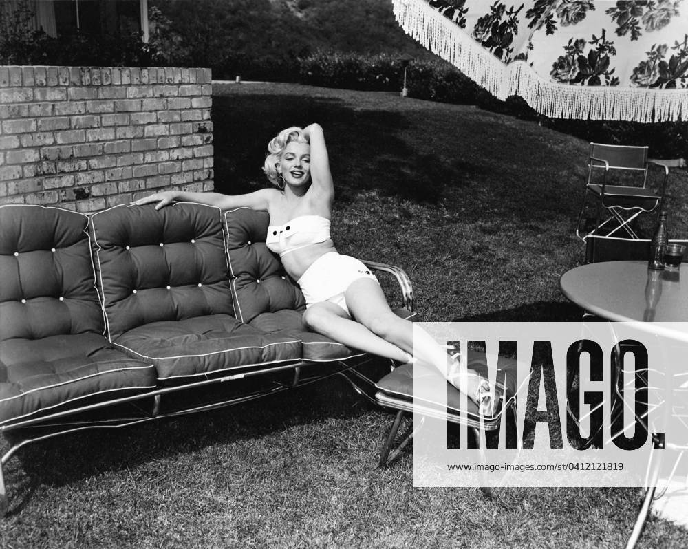 American actress and singer Marilyn Monroe (1926 - 1962) in California, 1953 (b w photo) 1632138 American actress and singer Marilyn Monroe (1926 - 1962) in California, 1953 (b w photo); (add.info.: L actrice et chanteuse americaine Marilyn Monroe (1926 - 1962) en Californie, 1953 --- American actress and singer Marilyn Monroe (1926 - 1962) in California, 1953); Diltz.