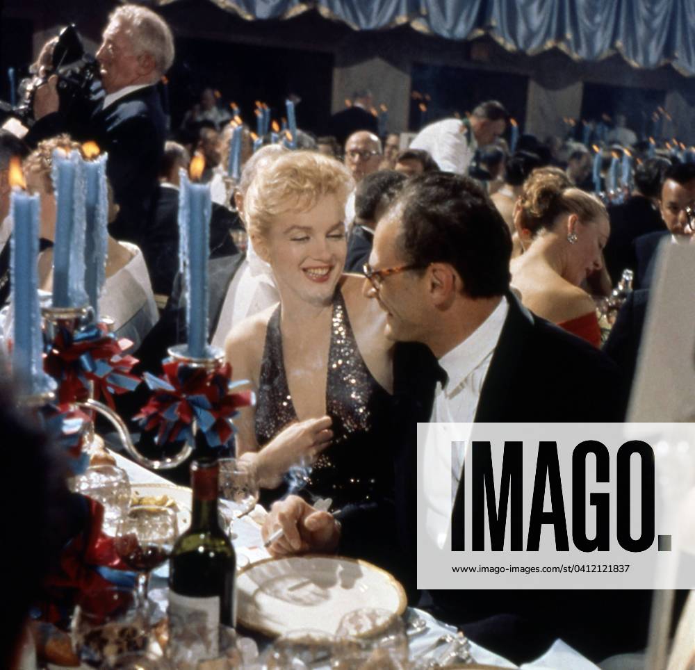 American actress and singer Marilyn Monroe (1926 - 1962) with her husband Arthur Miller (1915 - 2005) at the Waldorf Astoria, 11 04 , 1957 (photo) 1632139 American actress and singer Marilyn Monroe (1926 - 1962) with her husband Arthur Miller (1915 - 2005) at the Waldorf Astoria, 11 04 , 1957 (photo); (add.info.: L actrice et chanteuse americaine Marilyn Monroe (1926 - 1962) et son mari l ecrivain Arthur Miller (1915 - 2005) lors d un repas a l hotel Waldorf Astoria, 11 04 1957 --- American actress and singer Marilyn Monroe (1926 - 1962) with her husband Arthur Miller (1915 - 2005) at the Waldorf Astoria, 11 04 1957); Diltz.