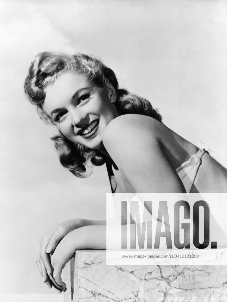 American actress and singer Marilyn Monroe (1926 - 1962), 1948 (b w photo) 1632142 American actress and singer Marilyn Monroe (1926 - 1962), 1948 (b w photo); (add.info.: L actrice et chanteuse americaine Marilyn Monroe (1926 - 1962) en 1948 --- American actress and singer Marilyn Monroe (1926 - 1962), 1948); Diltz.