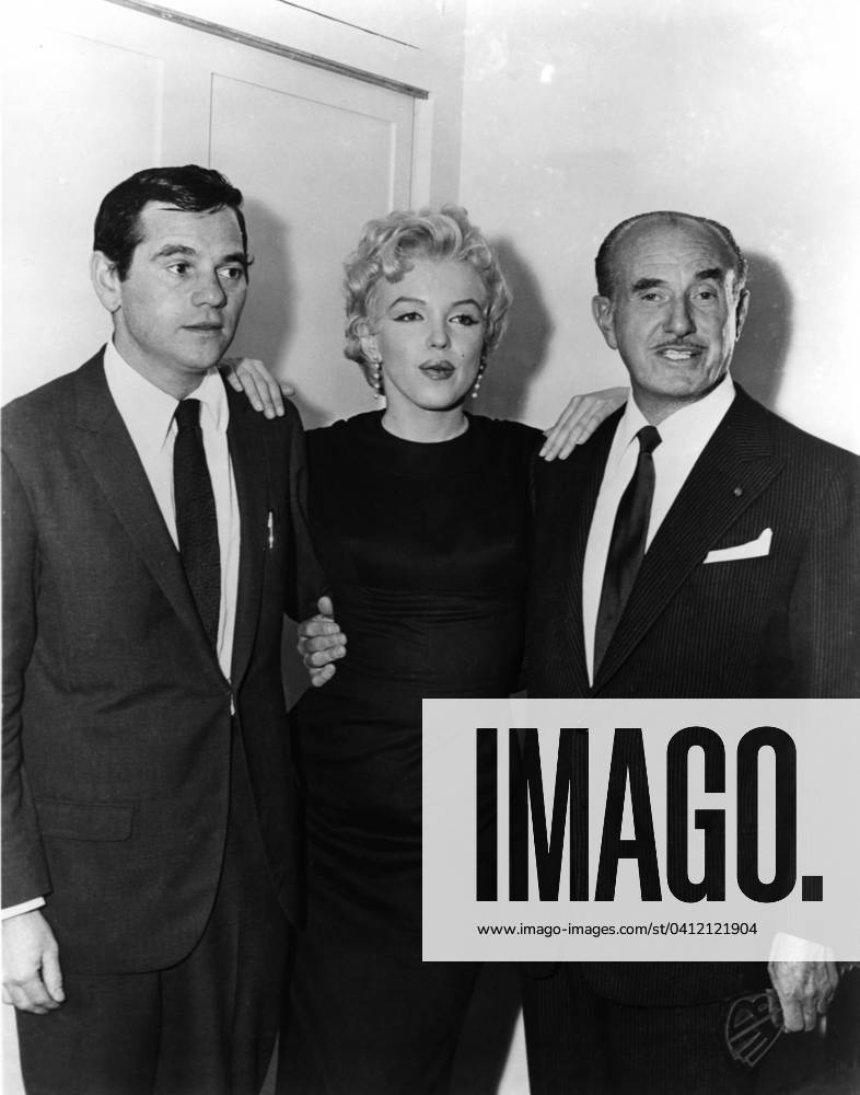 American actress and singer Marilyn Monroe (1926 - 1962), meet and deal with Milton Greene, Marilyn Monroe and Jack Warner for the movie The Prince and the Showgirl ., 1956 (b w photo) 1632149 American actress and singer Marilyn Monroe (1926 - 1962), meet and deal with Milton Greene, Marilyn Monroe and Jack Warner for the movie The Prince and the Showgirl ., 1956 (b w photo); (add.info.: L actrice et chanteuse americaine Marilyn Monroe (1926 - 1962) rencontre Milton Greene et Jack Warner pour son role dans le film Le Prince et la Danseuse, 1956 --- American actress and singer Marilyn Monroe (1926 - 1962), meet and deal with Milton Greene, Marilyn Monroe and Jack Warner for the movie The Prince and the Showgirl . 1956); Diltz.