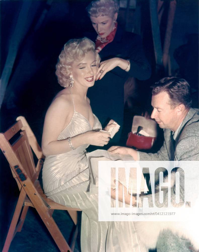 American actress and singer Marilyn Monroe (1926 - 1962), during a party 1953 (photo) 1632154 American actress and singer Marilyn Monroe (1926 - 1962), during a party 1953 (photo); (add.info.: L actrice et chanteuse americaine Marilyn Monroe (1926 - 1962) lors d une soiree en 1953 --- American actress and singer Marilyn Monroe (1926 - 1962), during a party in 1953); Diltz.