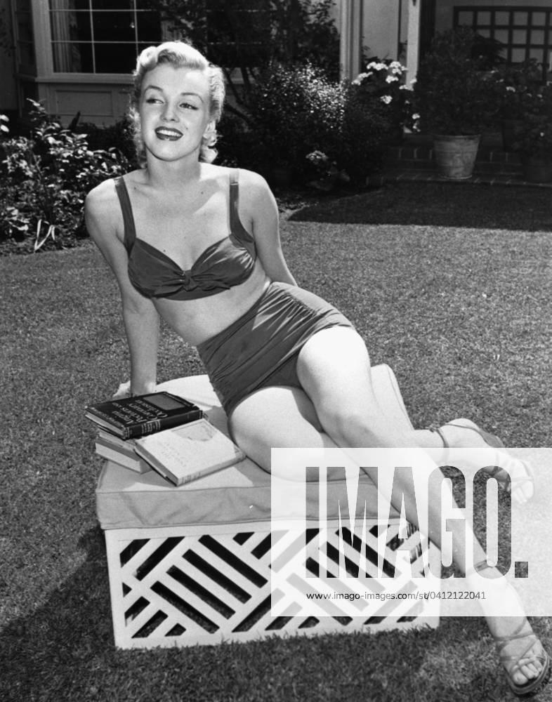American actress and singer Marilyn Monroe (1926 - 1962), sitting on a pouffe in a garden 1951 (b w photo) 1632158 American actress and singer Marilyn Monroe (1926 - 1962), sitting on a pouffe in a garden 1951 (b w photo); (add.info.: L actrice et chanteuse americaine Marilyn Monroe (1926 - 1962) assise dans un jardin en 1951 --- American actress and singer Marilyn Monroe (1926 - 1962), sitting on a pouffe in a garden in 1951); Diltz.