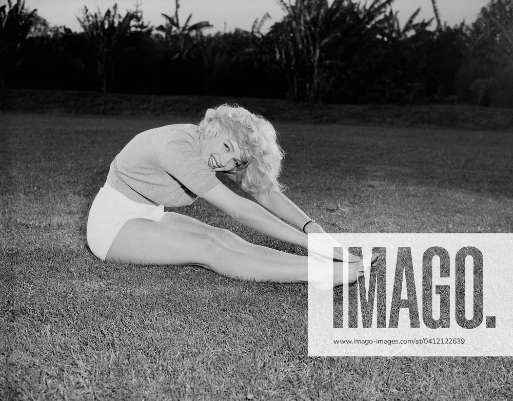 American actress and singer Marilyn Monroe (1926 - 1962). Los Angeles, 1951 (b w photo) 1632161 American actress and singer Marilyn Monroe (1926 - 1962). Los Angeles, 1951 (b w photo); (add.info.: L actrice et chanteuse americaine Marilyn Monroe (1926 - 1962) a Los Angeles en 1951 --- American actress and singer Marilyn Monroe (1926 - 1962). Los Angeles, in 1951); Diltz.