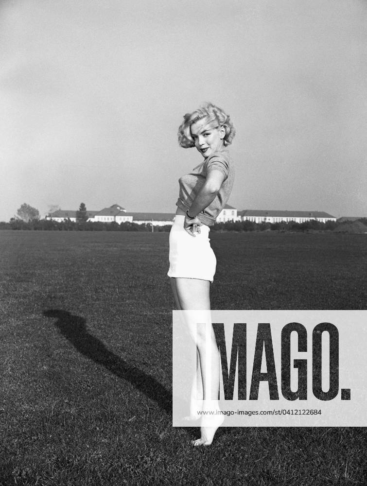 American actress and singer Marilyn Monroe (1926 - 1962). Los Angeles, 1951 (b w photo) 1632162 American actress and singer Marilyn Monroe (1926 - 1962). Los Angeles, 1951 (b w photo); (add.info.: L actrice et chanteuse americaine Marilyn Monroe (1926 - 1962) a Los Angeles en 1951 --- American actress and singer Marilyn Monroe (1926 - 1962). Los Angeles, in 1951); Diltz.