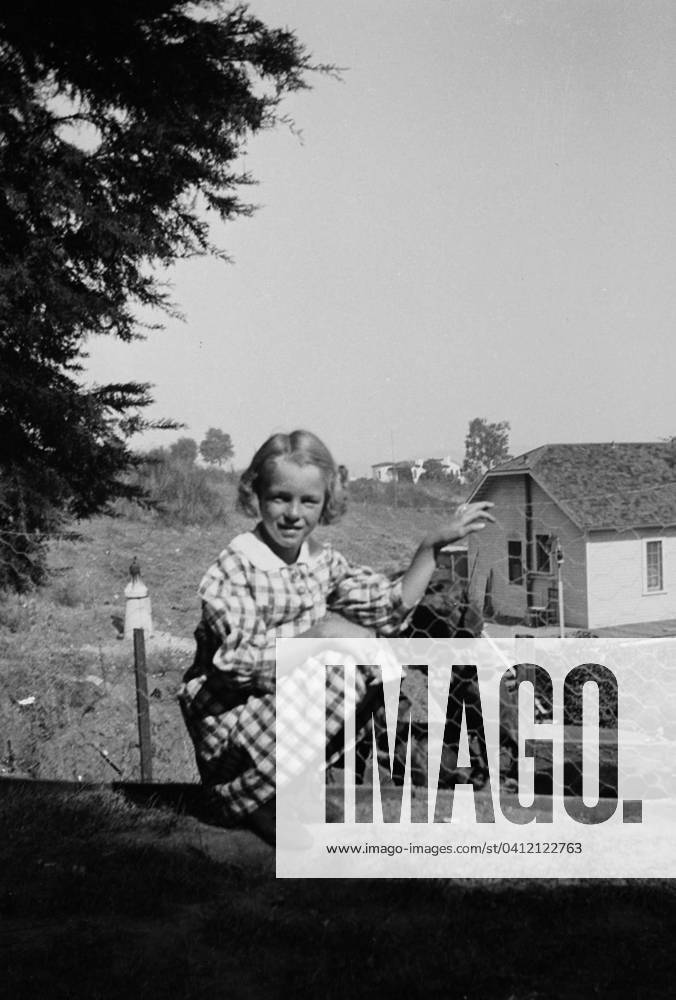 American actress and singer Marilyn Monroe (1926 - 1962) 1933 (b w photo) 1632204 American actress and singer Marilyn Monroe (1926 - 1962) 1933 (b w photo); (add.info.: L actrice et chanteuse americaine Marilyn Monroe (1926 - 1962) en 1933 --- American actress and singer Marilyn Monroe (1926 - 1962) in 1933); Diltz.