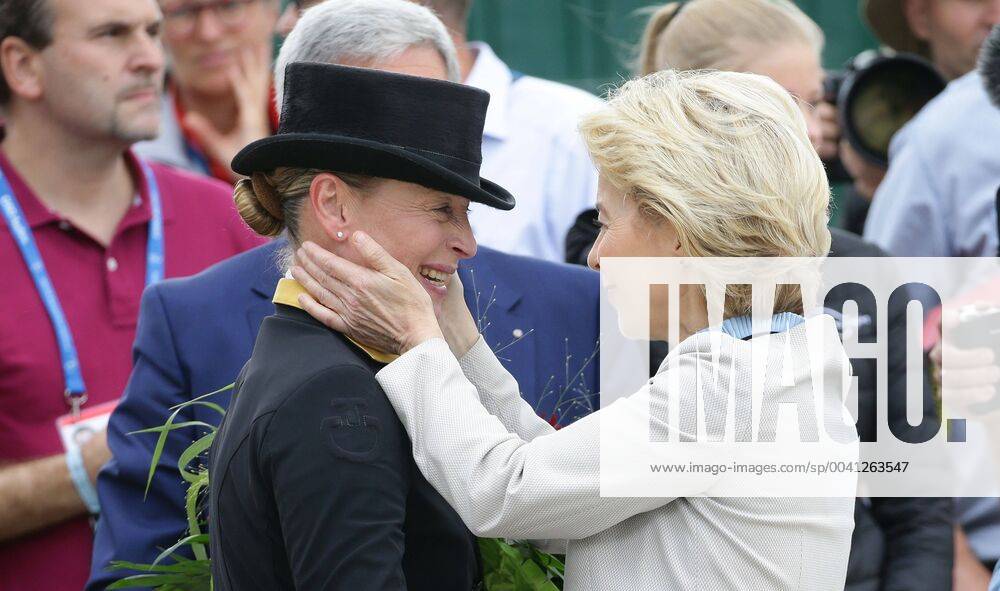 Aachen , CHIO Aachen , Deutsche Bank Preis, Großer Dressurpreis von Aachen , Grand Prix Kür CDIO5* , EU Kommissionschefin Ursula von der Leyen ( rechts ) gratuliert Isabell Werth zum Sieg