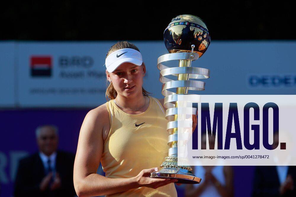 (190722) -- BUCHAREST, July 22, 2019 (Xinhua) -- Elena Rybakina of Kazakhstan holds the throphy during the awarding ceremony after the singles final match between Patricia Maria Tig of Romania and Elena Rybakina of Kazakhstan at the BRD Bucharest Open 2019 WTA, Tennis Damen tennis tournament in Bucharest, Romania, July 21, 2019. (Xinhua Cristian Cristel) (SP)ROMANIA-BUCHAREST-TENNIS-WTA-BUCHAREST OPEN