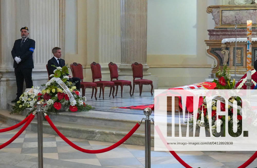 Le prince Emmanuel-Philibert de Savoie assiste à la veillà e funebre de son pere, le prince Victor-Emmanuel de Savoie, en l Eglise de Sant Uberto à Turin Le prince Emmanuel-Philibert de Savoie - Veillà e funebre du prince Victor-Emmanuel de Savoie, en l Eglise de Sant Uberto à Turin, en prà sence de sa veuve Marina Ricolfi-Doria, de son fils, le prince Emmanuel-Philibert de Savoie avec sa femme la princesse Clotilde Courau et leurs filles les princesses Vittoria et Louisa, le 9 fà vrier 2024. Le fils du dernier roi d Italie s est à teint le 3 fà vrier 2024 à l âge de 86 ans. Emanuele Filiberto sit near the coffin of Vittorio Emanuele di Savoia on the eve of his funeral ceremony in Saint Hubert Chapel in the Reggia of Venaria Reale,