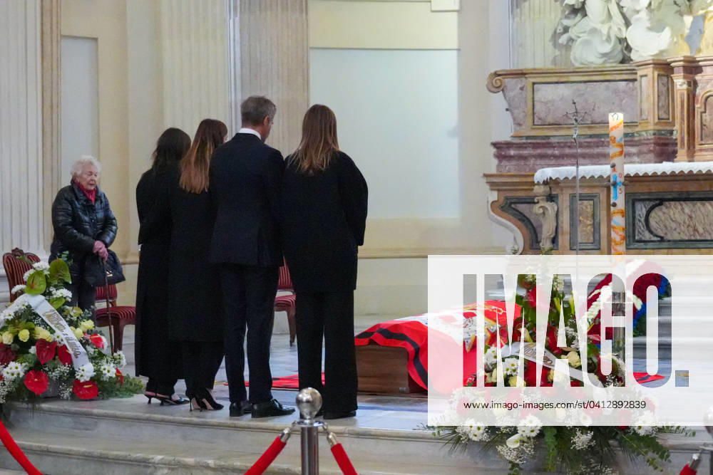 Le prince Emmanuel-Philibert de Savoie assiste à la veillà e funebre de son pere, le prince Victor-Emmanuel de Savoie, en l Eglise de Sant Uberto à Turin Veillà e funebre du prince Victor-Emmanuel de Savoie, en l Eglise de Sant Uberto à Turin, en prà sence de sa veuve Marina Ricolfi-Doria, de son fils, le prince Emmanuel-Philibert de Savoie avec sa femme la princesse Clotilde Courau et leurs filles les princesses Vittoria et Louisa, le 9 fà vrier 2024. Le fils du dernier roi d Italie s est à teint le 3 fà vrier 2024 à l âge de 86 ans. Maria Pia of Savoy, Emanuele Filiberto and princess of Savoia Clotilde Courau with their daughters Vittoria and Luisa di Savoia pause in front of the coffin of Vittorio Emanuele di Savoia on the eve of