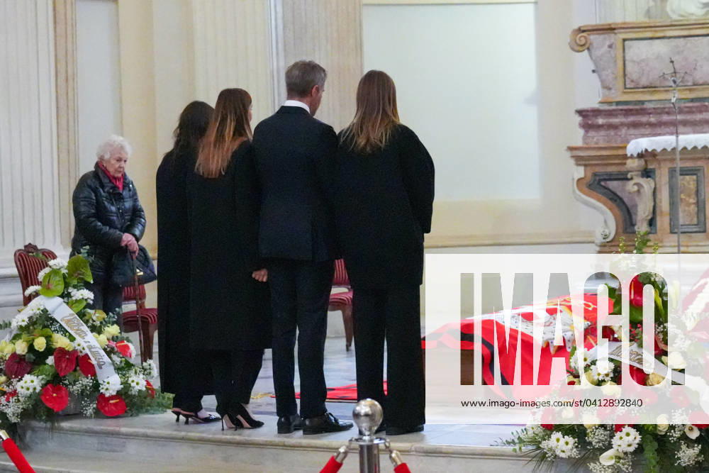 Le prince Emmanuel-Philibert de Savoie assiste à la veillà e funebre de son pere, le prince Victor-Emmanuel de Savoie, en l Eglise de Sant Uberto à Turin Veillà e funebre du prince Victor-Emmanuel de Savoie, en l Eglise de Sant Uberto à Turin, en prà sence de sa veuve Marina Ricolfi-Doria, de son fils, le prince Emmanuel-Philibert de Savoie avec sa femme la princesse Clotilde Courau et leurs filles les princesses Vittoria et Louisa, le 9 fà vrier 2024. Le fils du dernier roi d Italie s est à teint le 3 fà vrier 2024 à l âge de 86 ans. Maria Pia of Savoy, Emanuele Filiberto and princess of Savoia Clotilde Courau with their daughters Vittoria and Luisa di Savoia pause in front of the coffin of Vittorio Emanuele di Savoia on the eve of
