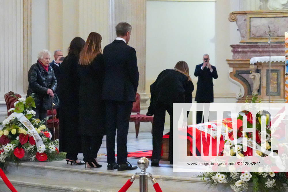 Le prince Emmanuel-Philibert de Savoie assiste à la veillà e funebre de son pere, le prince Victor-Emmanuel de Savoie, en l Eglise de Sant Uberto à Turin Veillà e funebre du prince Victor-Emmanuel de Savoie, en l Eglise de Sant Uberto à Turin, en prà sence de sa veuve Marina Ricolfi-Doria, de son fils, le prince Emmanuel-Philibert de Savoie avec sa femme la princesse Clotilde Courau et leurs filles les princesses Vittoria et Louisa, le 9 fà vrier 2024. Le fils du dernier roi d Italie s est à teint le 3 fà vrier 2024 à l âge de 86 ans. Maria Pia of Savoy, Emanuele Filiberto and princess of Savoia Clotilde Courau with their daughters Vittoria and Luisa di Savoia pause in front of the coffin of Vittorio Emanuele di Savoia on the eve of