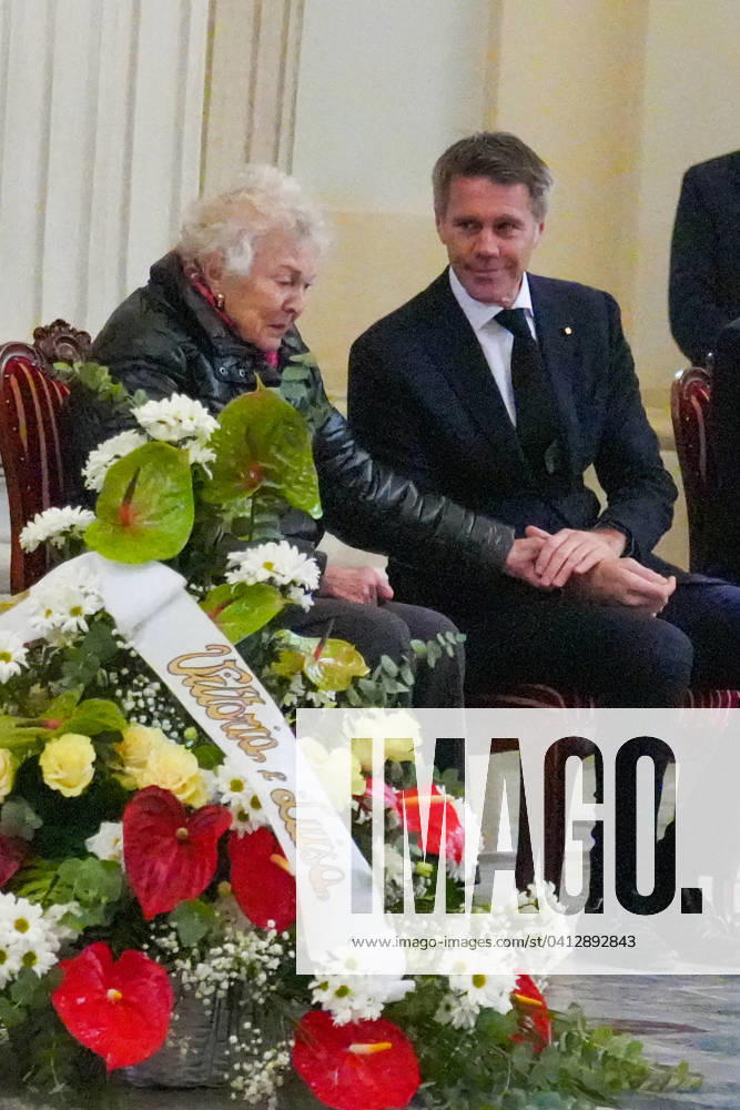 Le prince Emmanuel-Philibert de Savoie assiste à la veillà e funebre de son pere, le prince Victor-Emmanuel de Savoie, en l Eglise de Sant Uberto à Turin Maria Pia de Savoie et le prince Emmanuel-Philibert de Savoie - Veillà e funebre du prince Victor-Emmanuel de Savoie, en l Eglise de Sant Uberto à Turin, en prà sence de sa veuve Marina Ricolfi-Doria, de son fils, le prince Emmanuel-Philibert de Savoie avec sa femme la princesse Clotilde Courau et leurs filles les princesses Vittoria et Louisa, le 9 fà vrier 2024. Le fils du dernier roi d Italie s est à teint le 3 fà vrier 2024 à l âge de 86 ans. Maria Pia of Savoy and prince Emanuele Filiberto sit near the coffin of Vittorio Emanuele di Savoia on the eve of his funeral ceremony in