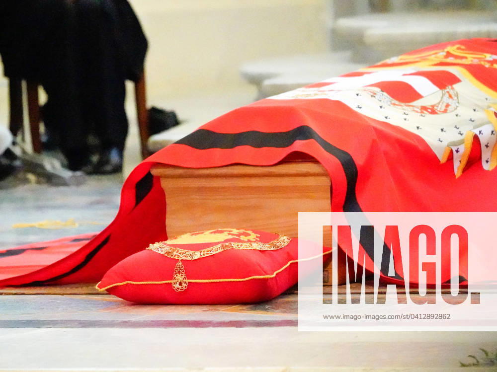 Le prince Emmanuel-Philibert de Savoie assiste à la veillà e funebre de son pere, le prince Victor-Emmanuel de Savoie, en l Eglise de Sant Uberto à Turin Illustrations - Veillà e funebre du prince Victor-Emmanuel de Savoie, en l Eglise de Sant Uberto à Turin, en prà sence de sa veuve Marina Ricolfi-Doria, de son fils, le prince Emmanuel-Philibert de Savoie avec sa femme la princesse Clotilde Courau et leurs filles les princesses Vittoria et Louisa, le 9 fà vrier 2024. Le fils du dernier roi d Italie s est à teint le 3 fà vrier 2024 à l âge de 86 ans. A guest lays a pillow with the Supreme Order of the Santissima Annunziata, the highest honor of the House of Savoy, near the coffin of Vittorio Emanuele di Savoia on the eve of his fune