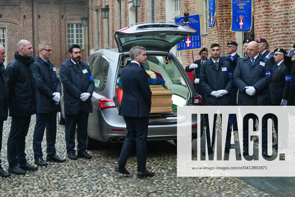 Le prince Emmanuel-Philibert de Savoie assiste à la veillà e funebre de son pere, le prince Victor-Emmanuel de Savoie, en l Eglise de Sant Uberto à Turin Le prince Emmanuel-Philibert de Savoie - Veillà e funebre du prince Victor-Emmanuel de Savoie, en l Eglise de Sant Uberto à Turin, en prà sence de sa veuve Marina Ricolfi-Doria, de son fils, le prince Emmanuel-Philibert de Savoie avec sa femme la princesse Clotilde Courau et leurs filles les princesses Vittoria et Louisa, le 9 fà vrier 2024. Le fils du dernier roi d Italie s est à teint le 3 fà vrier 2024 à l âge de 86 ans. Emanuele Filiberto Duca of Savoy pays tribute to the coffin of his father Prince Vittorio Emanuele of Savoy, son of Italy s last king, at the Saint Hubert Chape