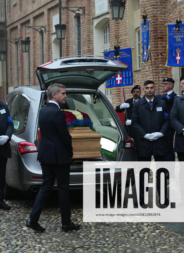Le prince Emmanuel-Philibert de Savoie assiste à la veillà e funebre de son pere, le prince Victor-Emmanuel de Savoie, en l Eglise de Sant Uberto à Turin Le prince Emmanuel-Philibert de Savoie - Veillà e funebre du prince Victor-Emmanuel de Savoie, en l Eglise de Sant Uberto à Turin, en prà sence de sa veuve Marina Ricolfi-Doria, de son fils, le prince Emmanuel-Philibert de Savoie avec sa femme la princesse Clotilde Courau et leurs filles les princesses Vittoria et Louisa, le 9 fà vrier 2024. Le fils du dernier roi d Italie s est à teint le 3 fà vrier 2024 à l âge de 86 ans. Emanuele Filiberto Duca of Savoy pays tribute to the coffin of his father Prince Vittorio Emanuele of Savoy, son of Italy s last king, at the Saint Hubert Chape