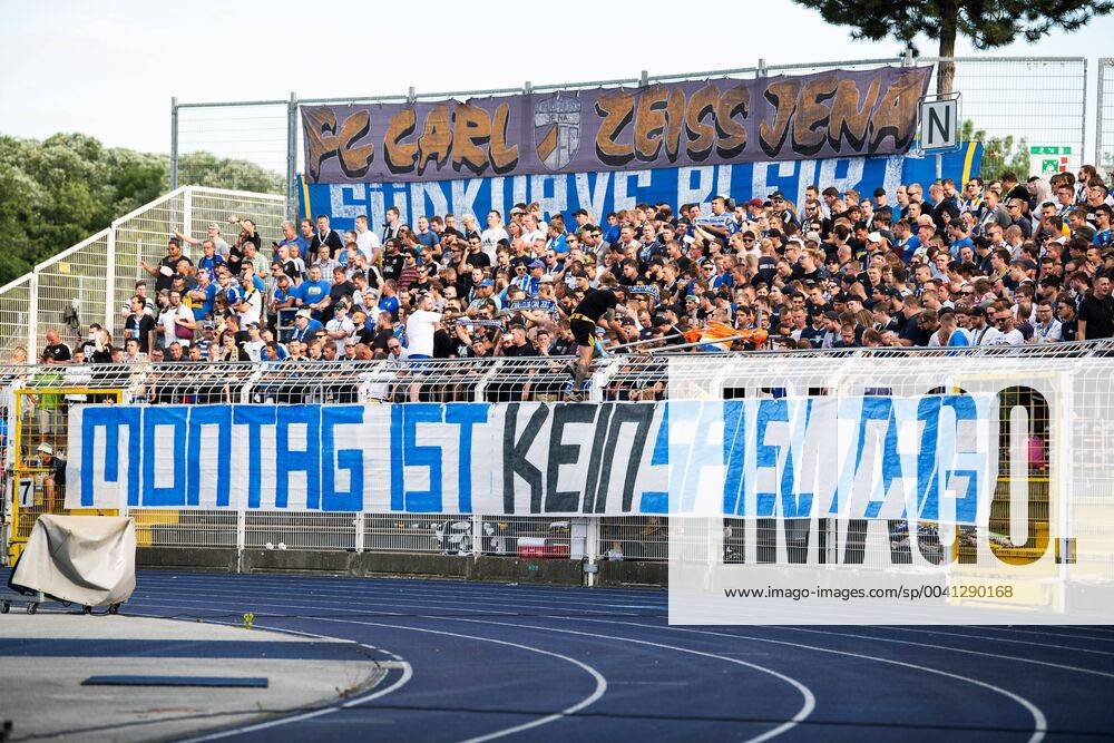KW30 1. Spieltag 3. Liga Saison 2019 2020 am 22.7.2019 FC Carl Zeiss Jena vs FC Ingolstadt 04 Die Südkurve Jena mit einem großen Banner gegen Montagsspiele Ernst Abbe Sportfeld