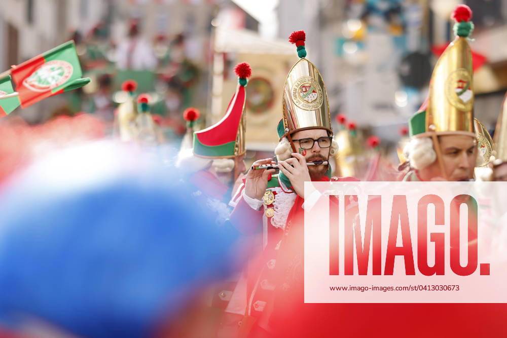 Der Kölner Rosenmontagszug 2024 unter dem Motto Wat e Theater - wat e Jeckespill zu sehen auf der Severinstraße in der Kölner Südtstadt. (Themenbild, Symbolbild) Köln, 12.02.2024 NRW Deutschland