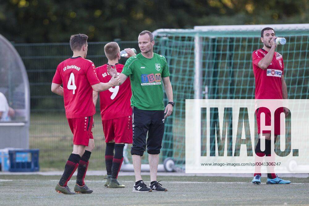 SC Dortelweil - FC Bayern Alzenau, Hessenpokal Trainer Markus Beierle (Dortelweil, ) klatscht mit Christian Wiemann (Dortelweil, 4) ab., Bad Vilbel Hessen Deutschland Sportanlage SC Dortelweil