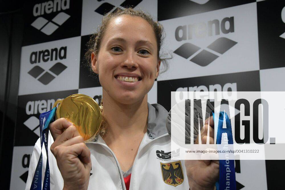 KW30 Schwimm-WM in Gwangju, Fotoshooting, Sarah Köhler präsentiert ihre Medaillen aus Gold und Silber Foto Gian Mattia D Alberto - LaPresse 24-07-2019 Gwangju - Korea nuoto 18mi Campionati del mondo FINA Gwangju 2019 nella foto: Sarah K& xf6;hler GER Ph Gian Mattia D Alberto - LaPresse 2019-07-24 Gwangju - Korea Sport swimming 18th FINA World Championships Gwangju in the photo: Sarah K& xf6;hler GER