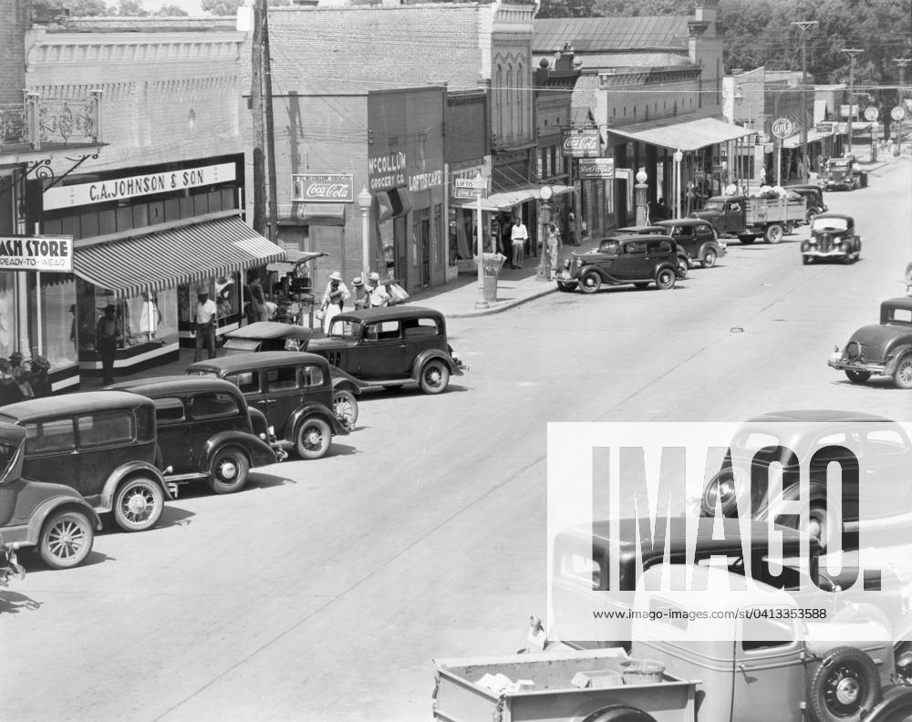 County seat of Hale County, Alabama, c.1936 (b w photo) 3666516 County seat of Hale County, Alabama, c.1936 (b w photo) by Evans, Walker (1903-75); Private Collection; (add.info.: Photograph possibly taken for the U.S. Resettlement Administration: a New Deal U.S. federal agency that, between April 1935 and December 1936, relocated struggling urban and rural families to communities planned by the federal government. ).
