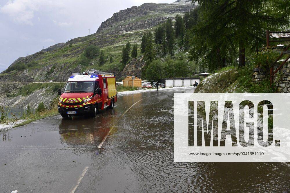 KW30 TIGNES, FRANCE - JULY 26 : Race cancelled due to heavy weatherconditions during stage 19 of the 106th edition of the 2019 Tour de France cycling race, a stage of 126,5 kms with start in Saint-Jean-De-Maurienne and finish in Tignes on July 26, 2019 in Tignes, France, 26 07 2019 CYCLISME : Tour de France 2019 - Etape 19 - Saint-Jean-De-Maurienne a Tignes - 26 07 2019 PhotoNews Panoramic