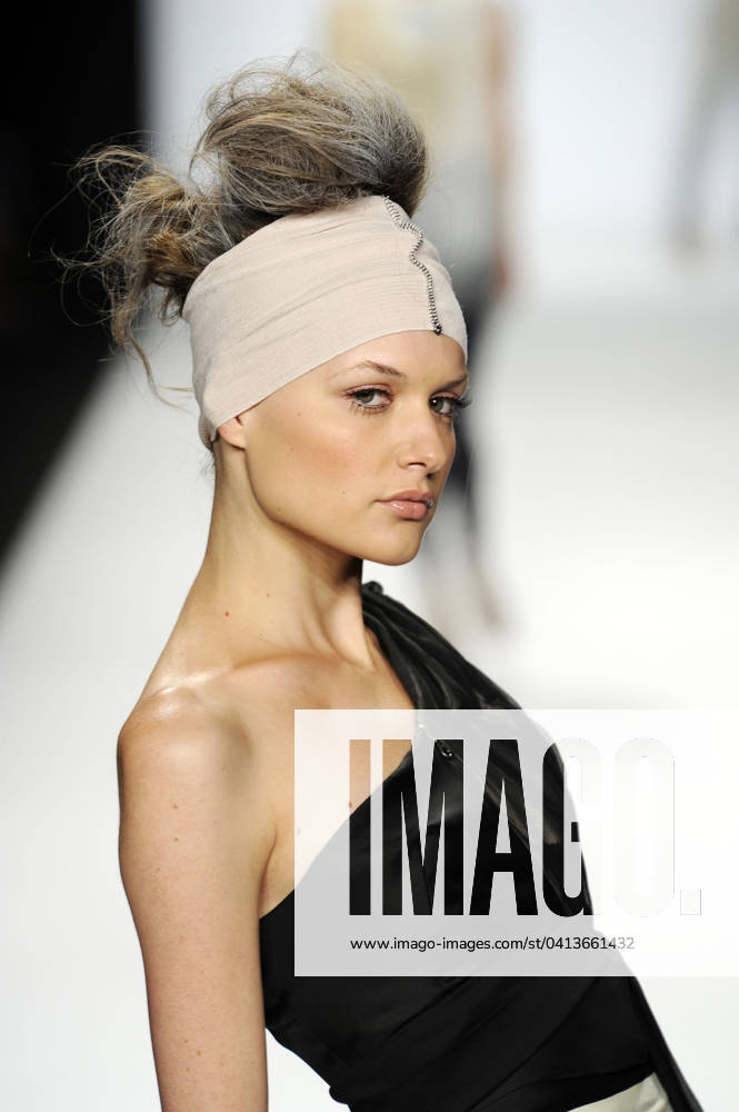 Project Runway Way Ready to Wear Spring Summer 2011 New York Project Runway Way Ready to Wear Spring Summer 2011 New York, Credit:Zeppelin Photo Avalon