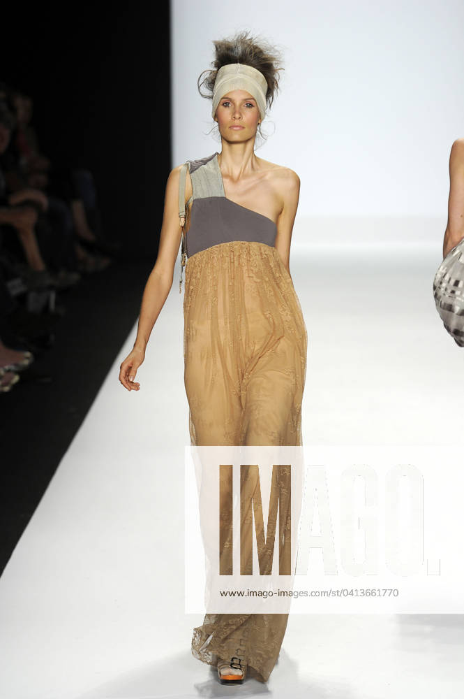 Project Runway Way Ready to Wear Spring Summer 2011 New York Project Runway Way Ready to Wear Spring Summer 2011 New York, Credit:Zeppelin Photo Avalon