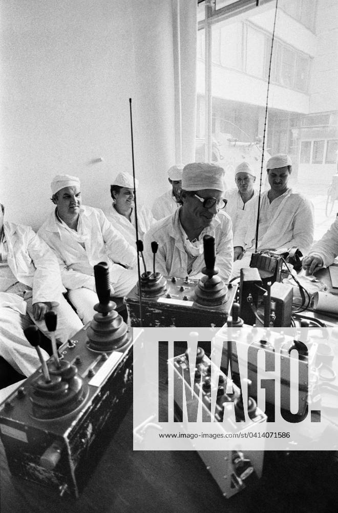 Post-accident clean-up at Chernobyl Nuclear Power Plant 1098527 08.05.1986 Post-accident clean-up at Chernobyl Nuclear Power Plant. Remote-control robot operators. Igor Kostin Sputnik Kiev region Ukraine