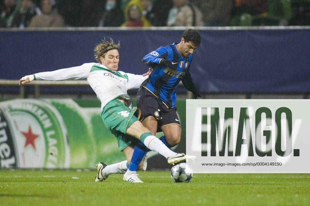 Clemens Fritz (Bremen, li.) gegen Ricardo Quaresma (Inter Mailand) Fußball EC 1 Herren Champions League 2008 2009, SV Werder Bremen - FC Internazionale 2:1 Gruppe Bremen Dynamik,