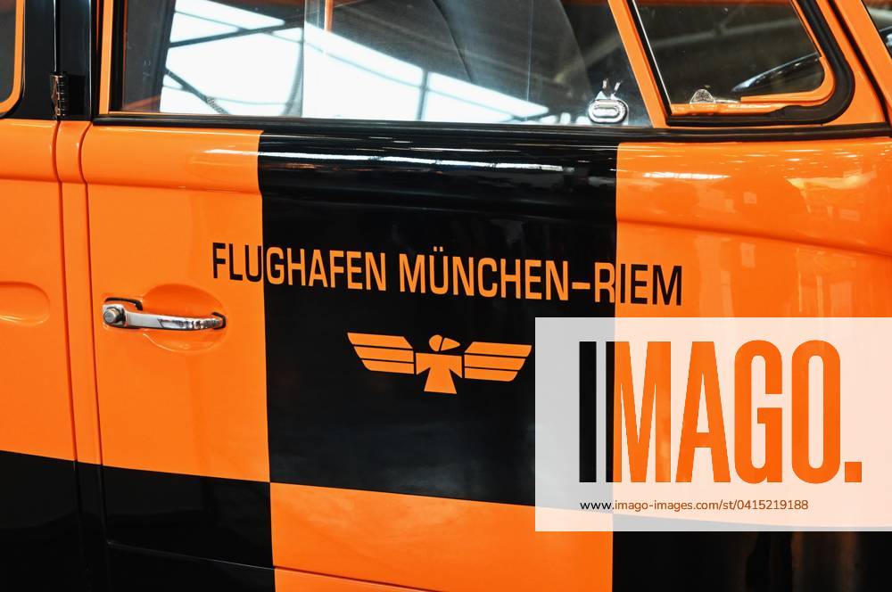 Die f.re.e ist Bayerns grösste Reise- und Freizeitmesse. Sie wird jährlich auf dem Gelände der Messe München veranstaltet. Die Schwerpunkte der FREE sind Reisen, Kreuzfahrt und Schiffsreisen, Gesundheit und Wellness, Wassersport, Caravaning und Camping, Outdoor sowie Fahrrad. Parallel findet auf dem Messegelände die IMOT - Internationale Motorrad Ausstellung statt. Foto: Flughafen München Riem, Beschriftung an einem alten VW T1 Bus der 1960er Jahre